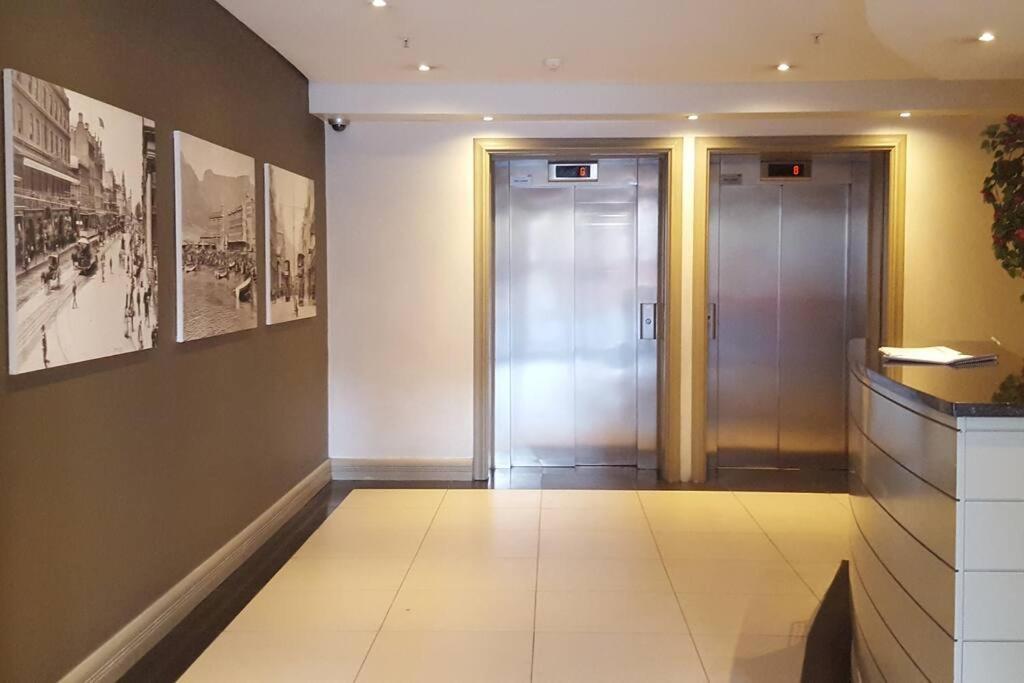 Four Seasons 818- Spacious Cbd Studio - Onsite Parking, Gym & Rooftop Pool Leilighet Cape Town Eksteriør bilde