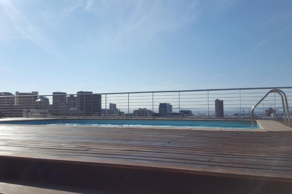 Four Seasons 818- Spacious Cbd Studio - Onsite Parking, Gym & Rooftop Pool Leilighet Cape Town Eksteriør bilde