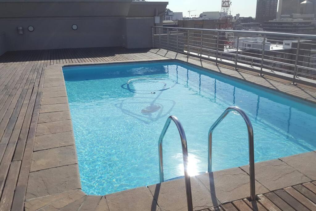 Four Seasons 818- Spacious Cbd Studio - Onsite Parking, Gym & Rooftop Pool Leilighet Cape Town Eksteriør bilde