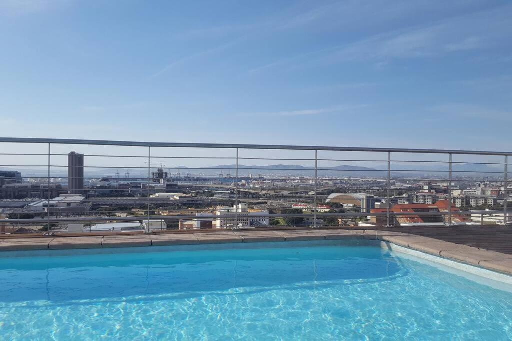 Four Seasons 818- Spacious Cbd Studio - Onsite Parking, Gym & Rooftop Pool Leilighet Cape Town Eksteriør bilde