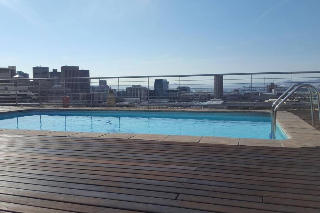 Four Seasons 818- Spacious Cbd Studio - Onsite Parking, Gym & Rooftop Pool Leilighet Cape Town Eksteriør bilde