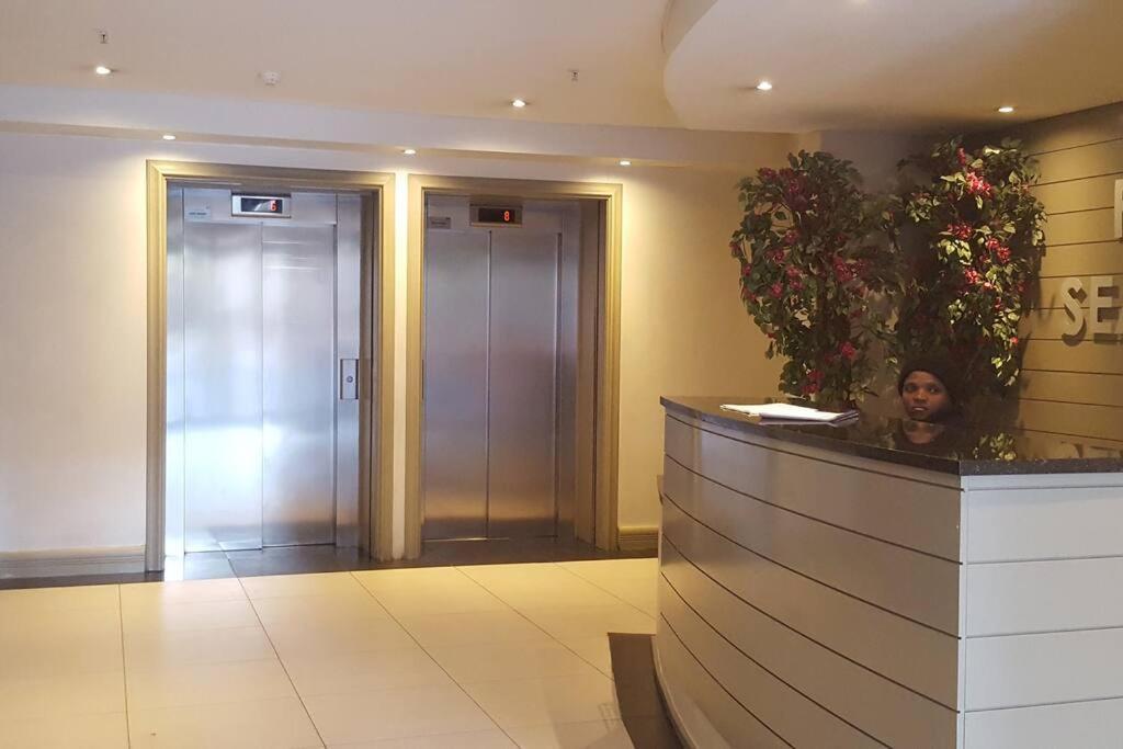 Four Seasons 818- Spacious Cbd Studio - Onsite Parking, Gym & Rooftop Pool Leilighet Cape Town Eksteriør bilde