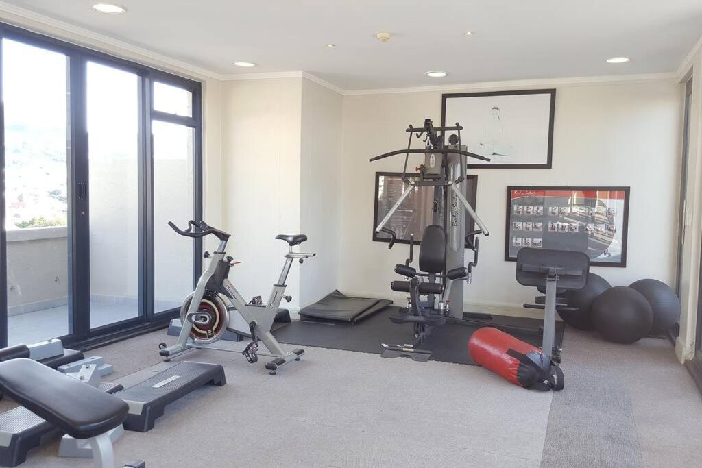 Four Seasons 818- Spacious Cbd Studio - Onsite Parking, Gym & Rooftop Pool Leilighet Cape Town Eksteriør bilde
