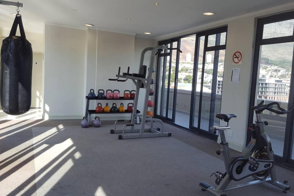 Four Seasons 818- Spacious Cbd Studio - Onsite Parking, Gym & Rooftop Pool Leilighet Cape Town Eksteriør bilde