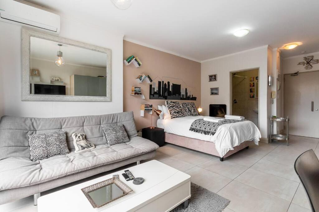 Four Seasons 818- Spacious Cbd Studio - Onsite Parking, Gym & Rooftop Pool Leilighet Cape Town Eksteriør bilde