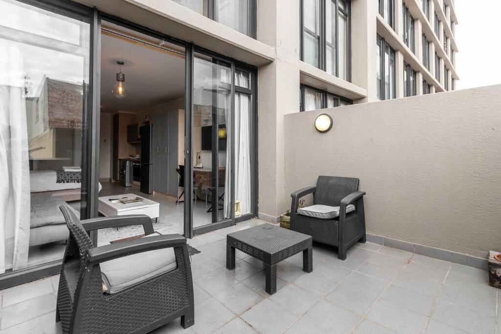 Four Seasons 818- Spacious Cbd Studio - Onsite Parking, Gym & Rooftop Pool Leilighet Cape Town Eksteriør bilde