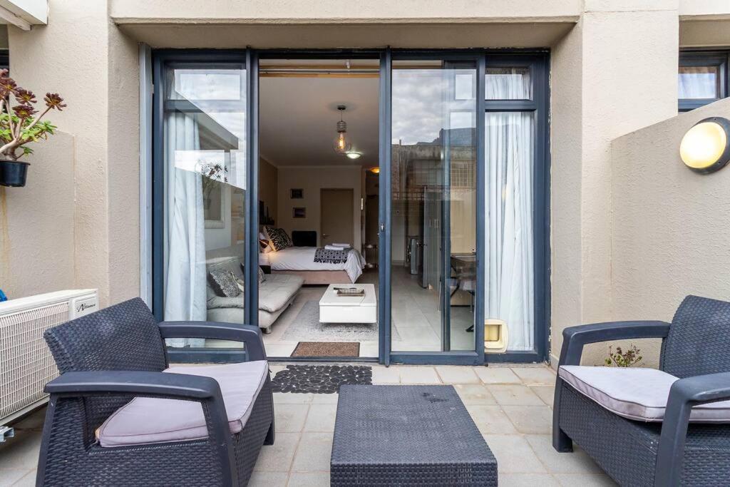 Four Seasons 818- Spacious Cbd Studio - Onsite Parking, Gym & Rooftop Pool Leilighet Cape Town Eksteriør bilde
