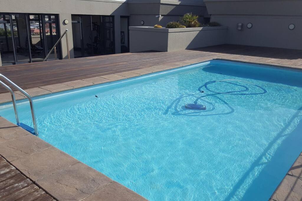 Four Seasons 818- Spacious Cbd Studio - Onsite Parking, Gym & Rooftop Pool Leilighet Cape Town Eksteriør bilde
