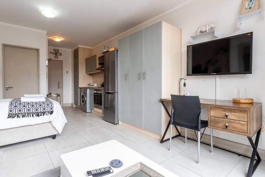 Four Seasons 818- Spacious Cbd Studio - Onsite Parking, Gym & Rooftop Pool Leilighet Cape Town Eksteriør bilde
